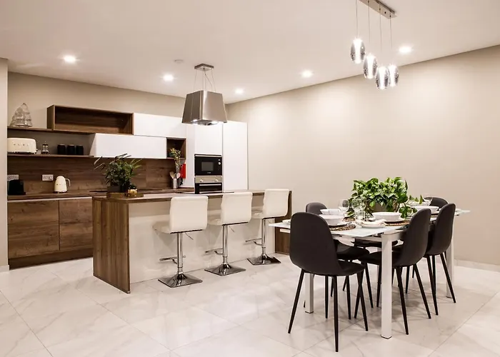 Modern - Central - Close To Beach - 5 Star Rating Apt