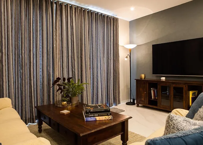 Modern - Central - Close To Beach - 5 Star Rating Apt