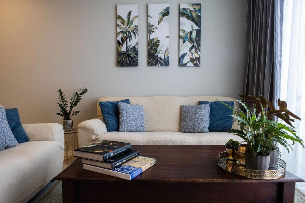 Modern - - Close To - 5 Star Rating Apartment *