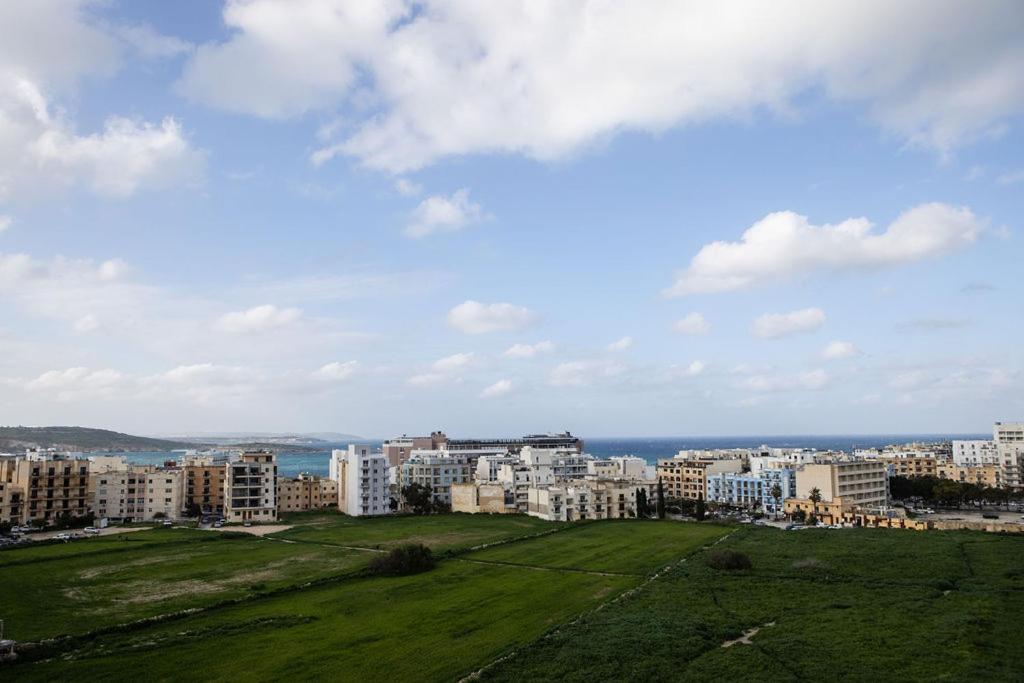 Modern - - Close To - 5 Star Rating Apartment *