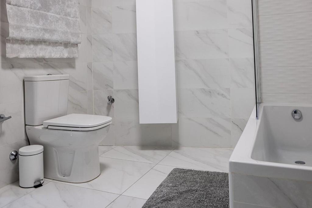 Modern - - Close To - 5 Star Rating Apartment *