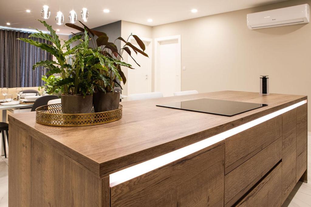 Modern - - Close To - 5 Star Rating Apartment *