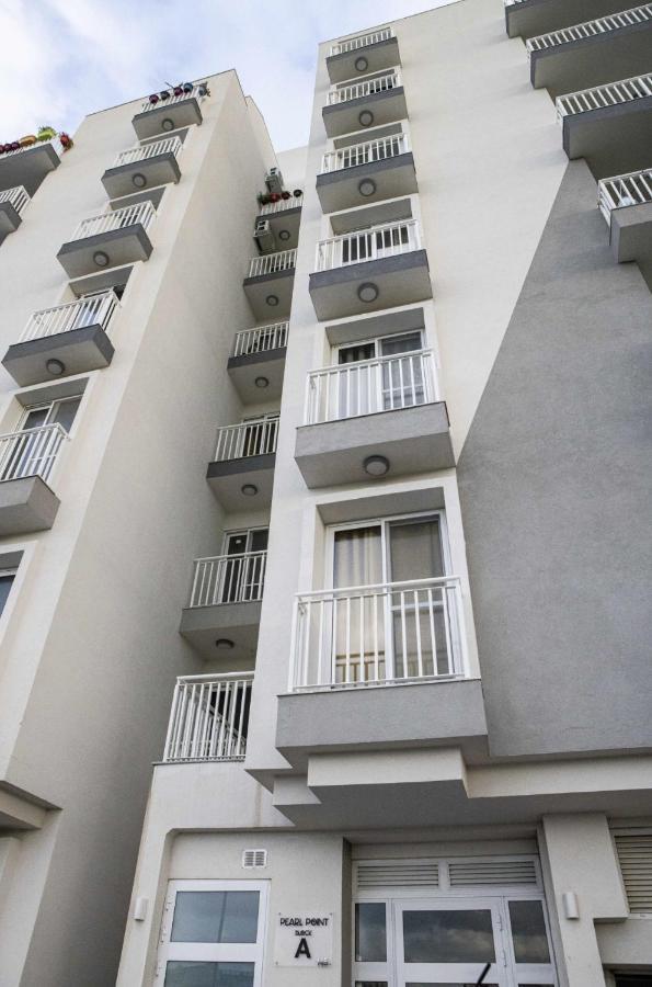 Modern - - Close To - 5 Star Rating Apartment