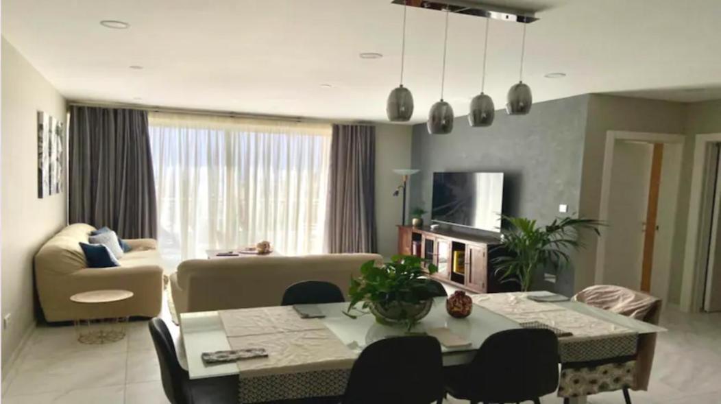 Modern - - Close To - 5 Star Rating Apartment