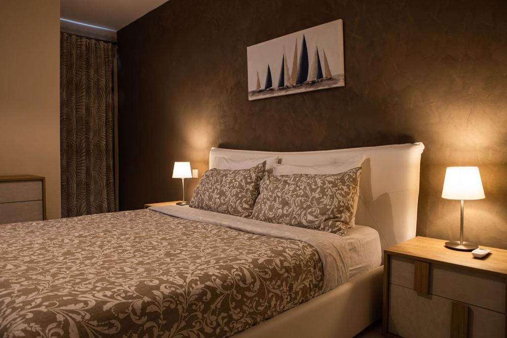 Modern - - Close To - 5 Star Rating Apartment